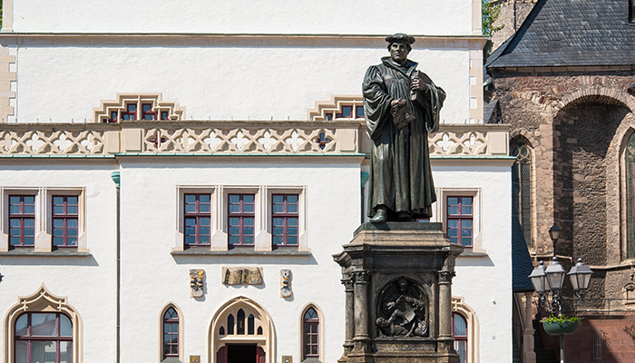 Das Lutherdenkmal in Eisleben zeigt den Reformator mit Bibel und Schriftrolle